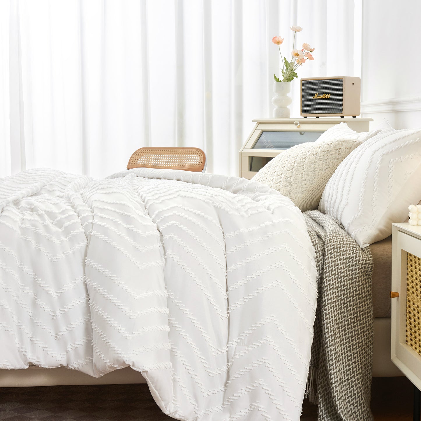 AmyHomie Queen Comforter Set, Boho White Tufted Comforter Bedding Set 3 Pieces, Lightweight and Soft Bed Set With Comforter and Pillowcases, All Season Comforter Set(90" x 90")